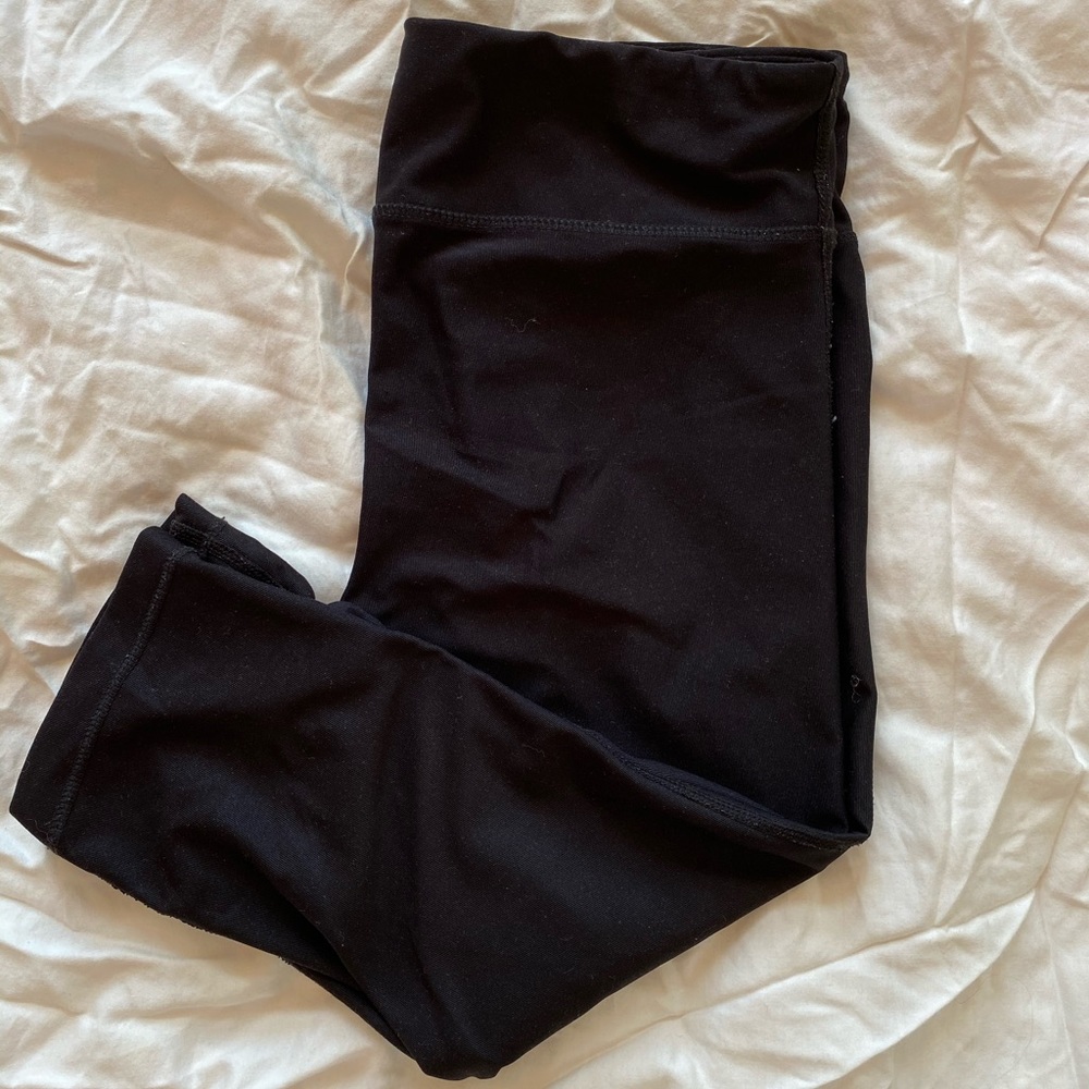 Black knee-length leggings